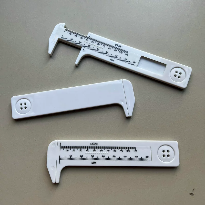 В наличии Поставка 0-80 мм пластиковая кнопка штангенциркуль измерительная линейка аксессуары штангенциркуль аксессуары для одежды линейка