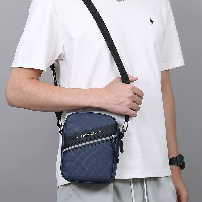 Bolso de hombro simple y casual para hombre Bolso de teléfono móvil portátil para viajes al aire libre Película de cuero PU Bolso bandolera ligero y versátil al por mayor