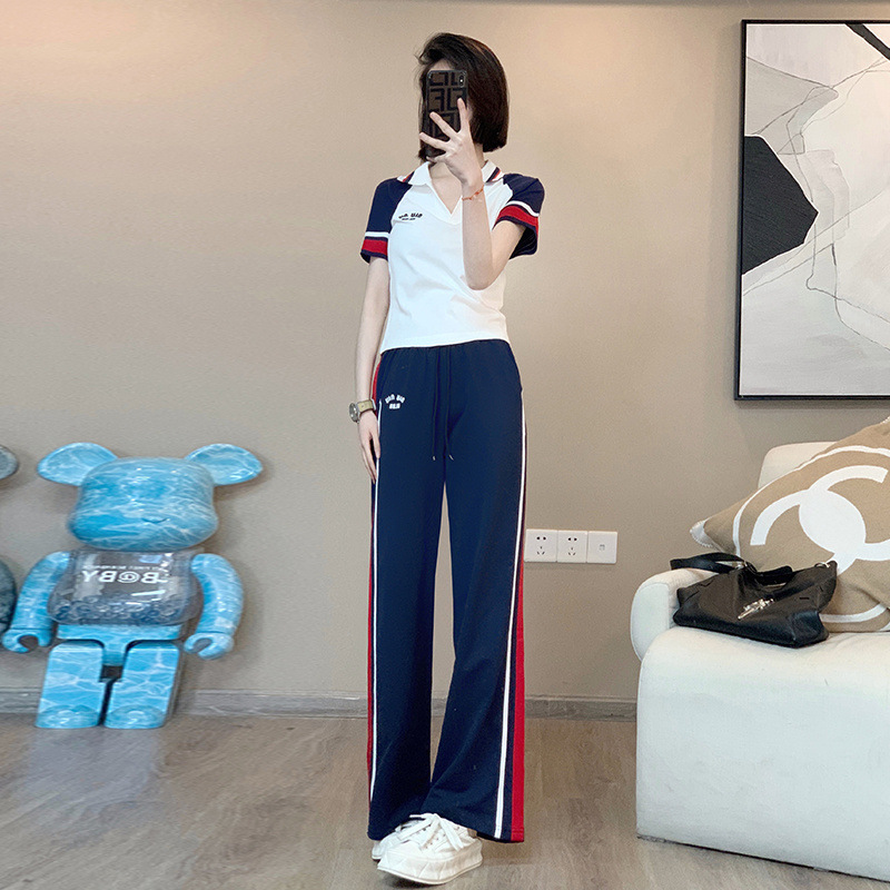 흰색 반팔 상의 + 파란색 바지
