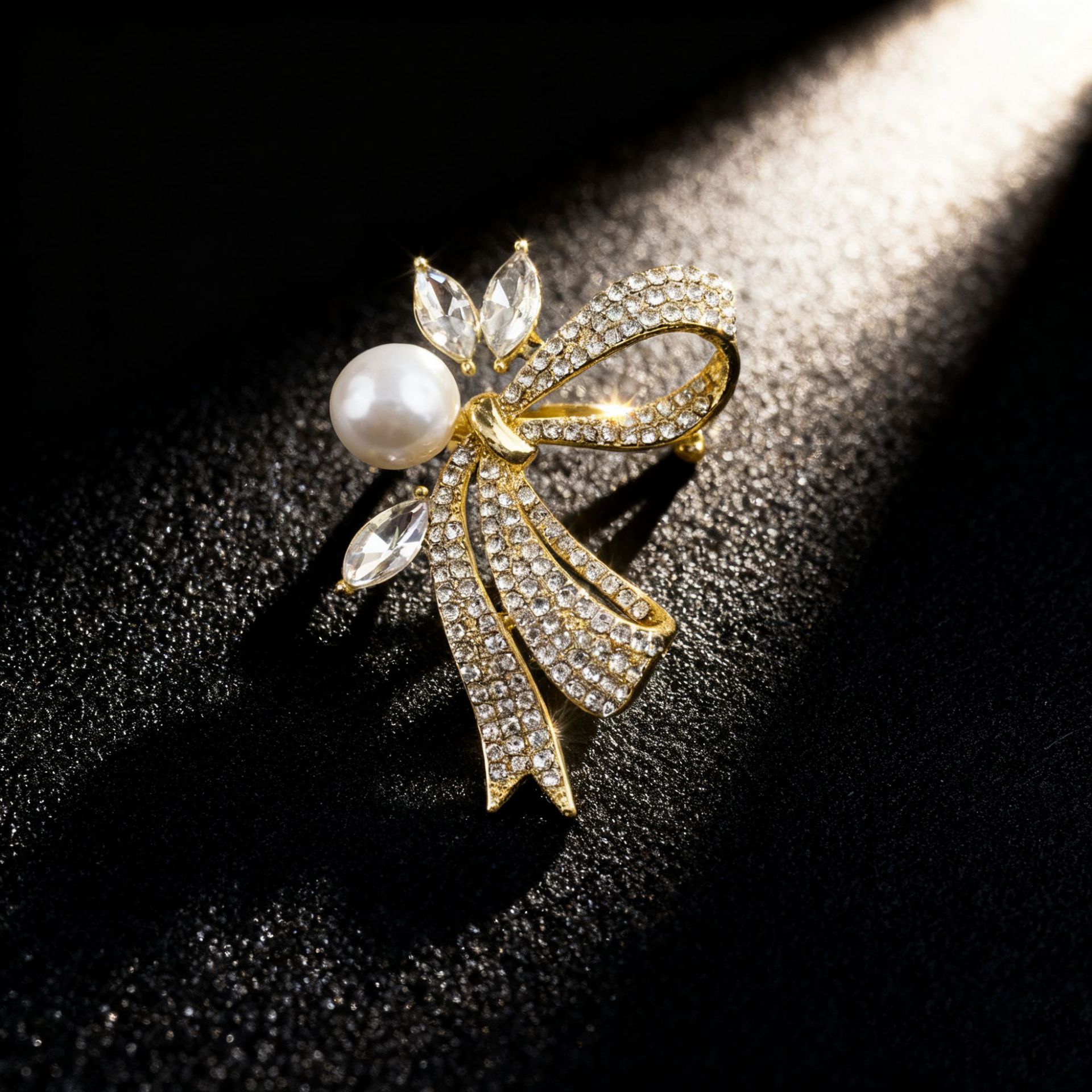 Exquisite Pearl Brooch With Diamond Bow Elegant Women Accessory_voghion.com