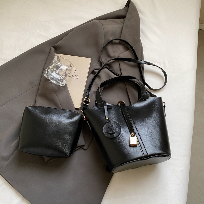 Bolso retro versátil para mujeres 2024 moda nuevo bolso de cubo de mano alta textura de transporte aéreo bolso de mochila