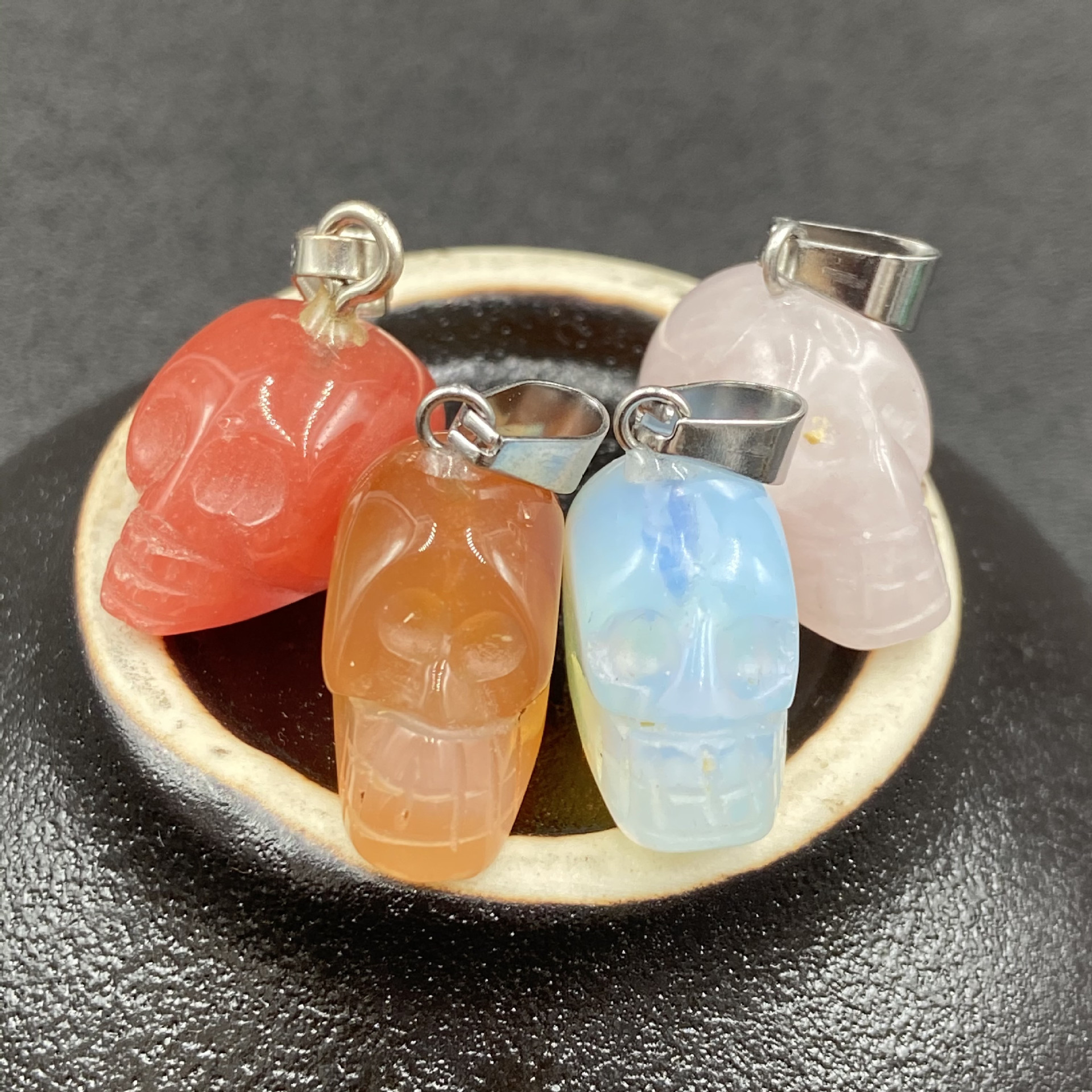 8g Weight Pendant Necklace Classification White, Red, Green, Blue, Wine Red, Gold Color Retro Crystal Tiger Eye Agate Skull Carved Stone Pendant 8