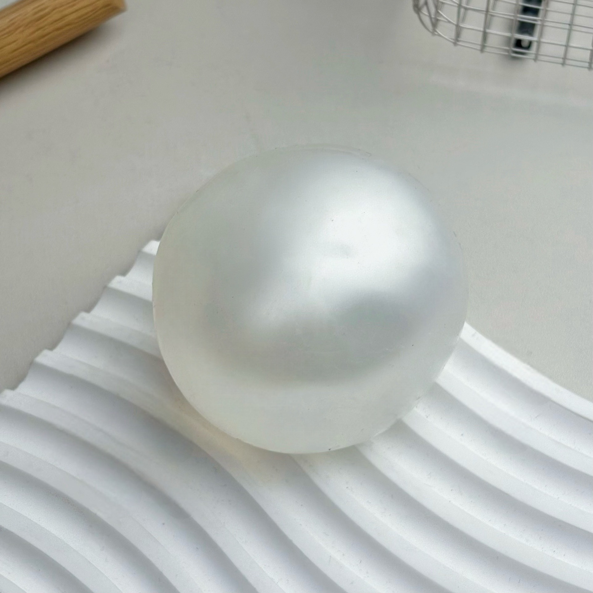 6cm pearlescent white vaseline handmade ball [not maltose]