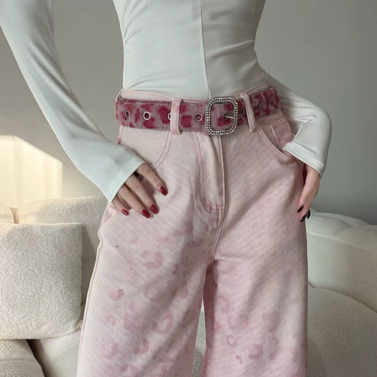 Fuchsia belt, jeans, high-quality style, 2 carat