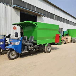 养殖饲喂自动撒料车25马力柴油型撒料机牛羊草料颗粒料抛洒机