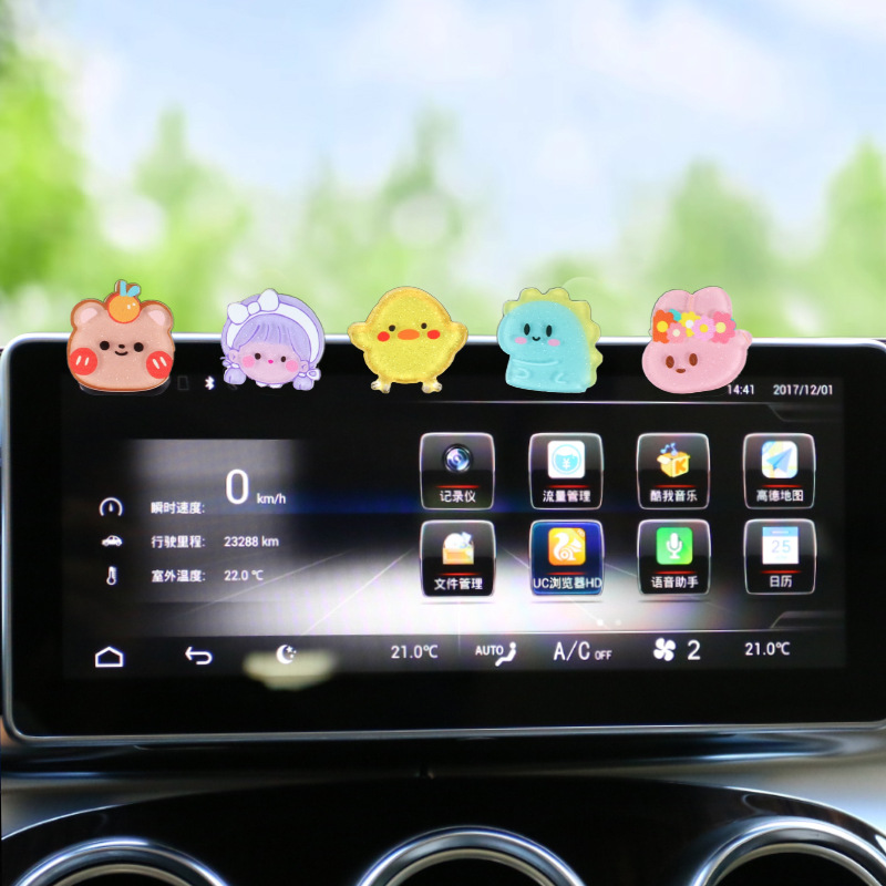Adornos pequeños de dibujos animados lindos, decoraciones interiores de automóviles, adornos de automóviles, autos eléctricos, muñecas que sacuden la cabeza, descompresión de escritorio, celebridades de Internet