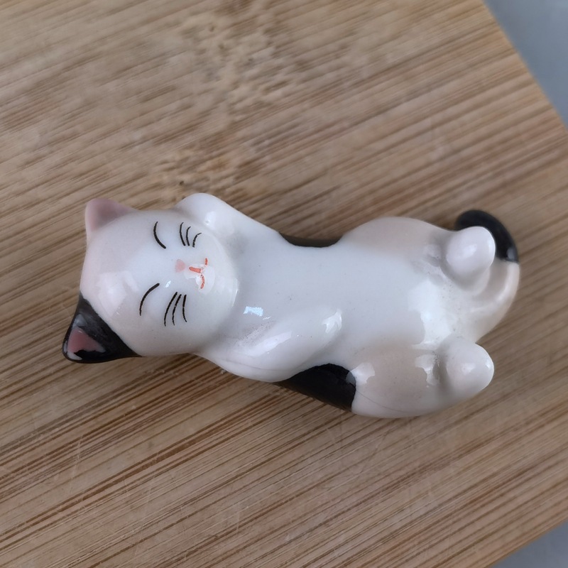 Animal encantador cerámica gato pequeño ornamento bolígrafo palillos porta palillos porta palillos porta palillos almohada de hotel tienda de materiales diarios soporte de palillos