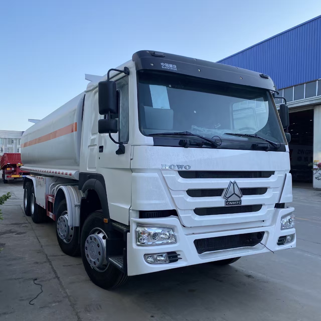 境外供应重汽豪沃HOWO371马力30方油罐运输车8x4前四后八
