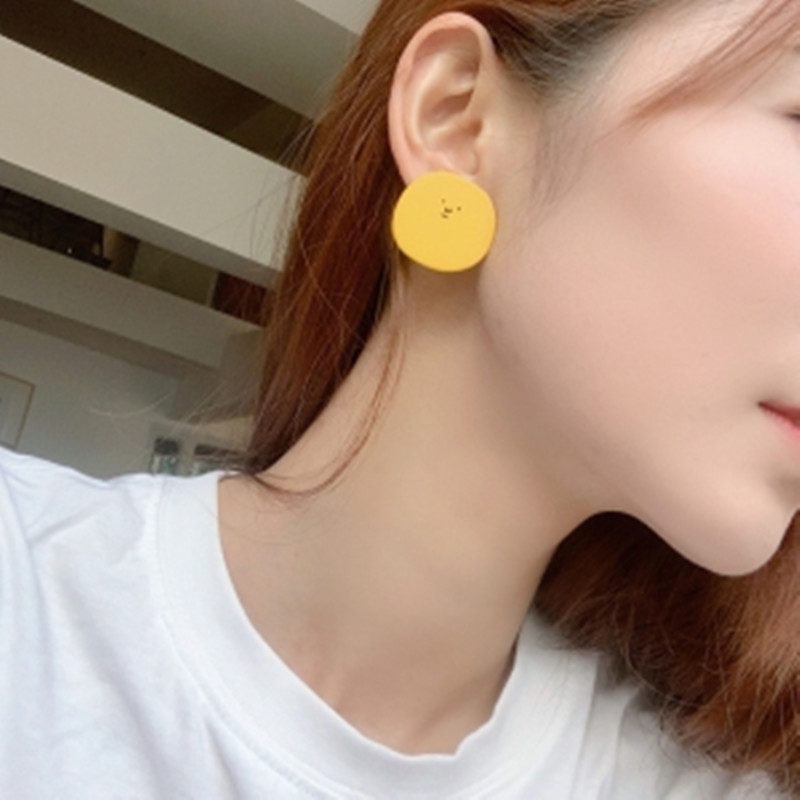 Pendientes sonrientes de celebridades de Internet coreanas Pendientes de todo fósforo de temperamento asimétrico dulce y simple Pendientes mujer