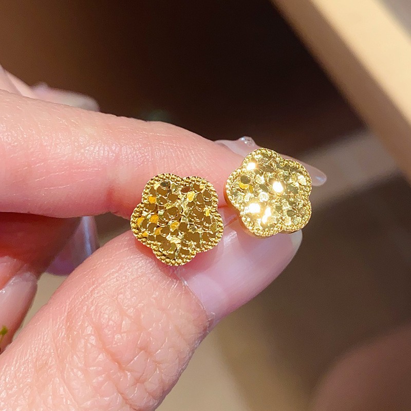 Pendientes de flores tridimensionales con lentejuelas de aguja de plata Pendientes de lujo ligero de alta gama de moda de nicho Pendientes de viento frío al por mayor