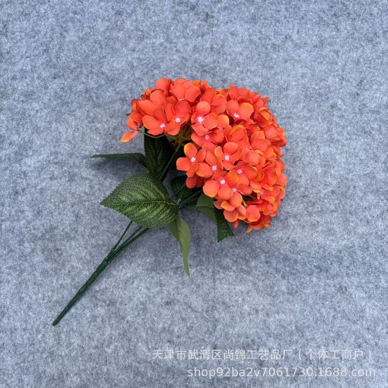 진한 오렌지색