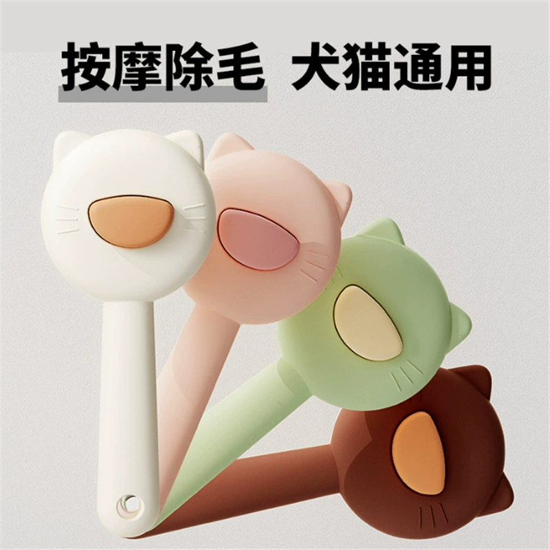 Домашняя кошка расчесывает чистку