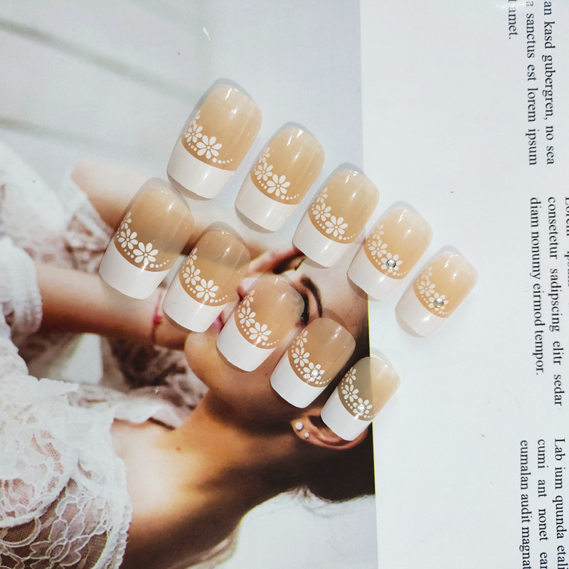 Desnudo, borde blanco francés, uñas largas, frescas y elegantes, puntos de perforación de uñas, 24 piezas de parche de uñas terminado