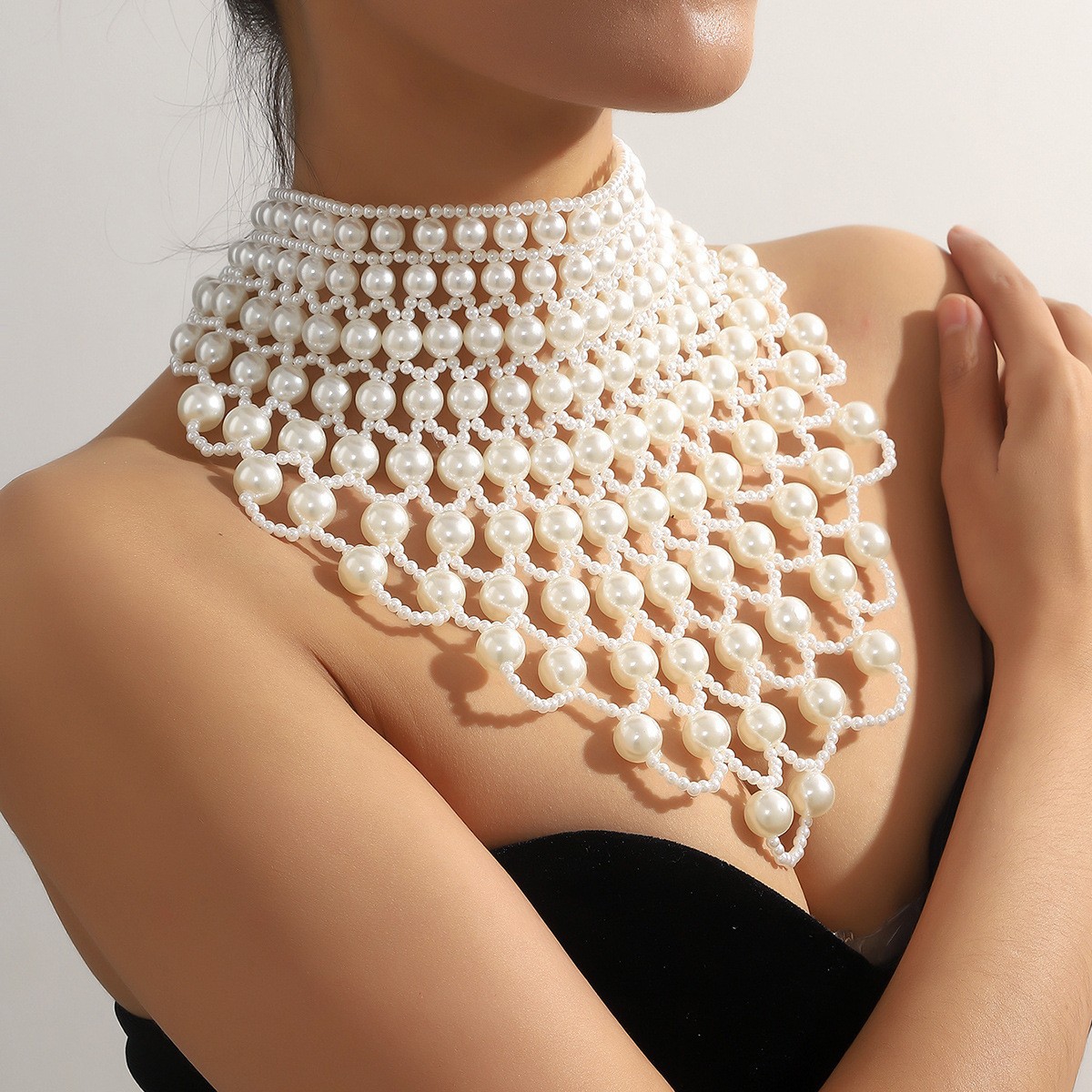 Joyas transfronterizas europeas y americanas cadena de cuerpo de perlas hueca creativa moda sexy chal de perlas borla cadena de pecho de alta calidad