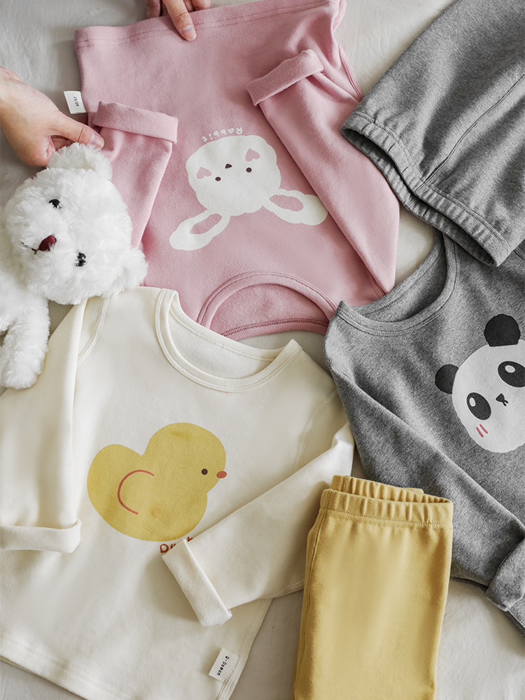 Conjunto de pijama de dos piezas de Qiuduo para niñas, diseño de animales pequeños, estilo informal, primavera y otoño 2025, nuevo conjunto de pijama infantil de dibujos animados.