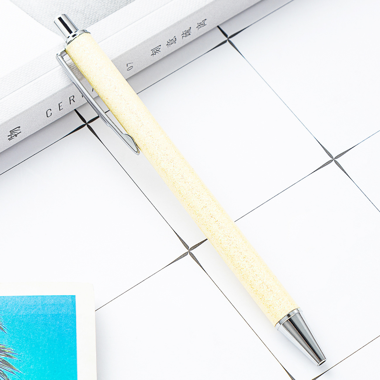 Presione el bolígrafo de aceite de metal creativo polvo de oro sequinado logotipo de impresión de regalos bolígrafo multicolor al por mayor