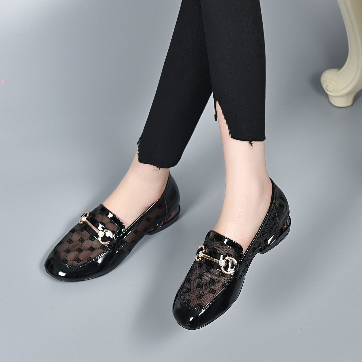 Sandal nữ quai chữ V đế thấp da mềm lưới thoáng khí kiểu Anh — Màu đen chi tiết 10