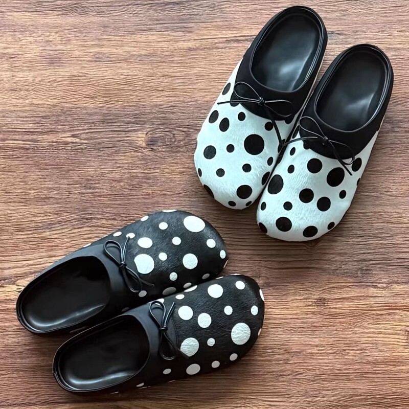 Designer Polka Dot Horsehair Mules, Retro Black and White Color-Blocking, Suitable for Outdoor Wear, with Bowknot, Closed-Toe, Half-Slip Birkenstock-Style Shoes