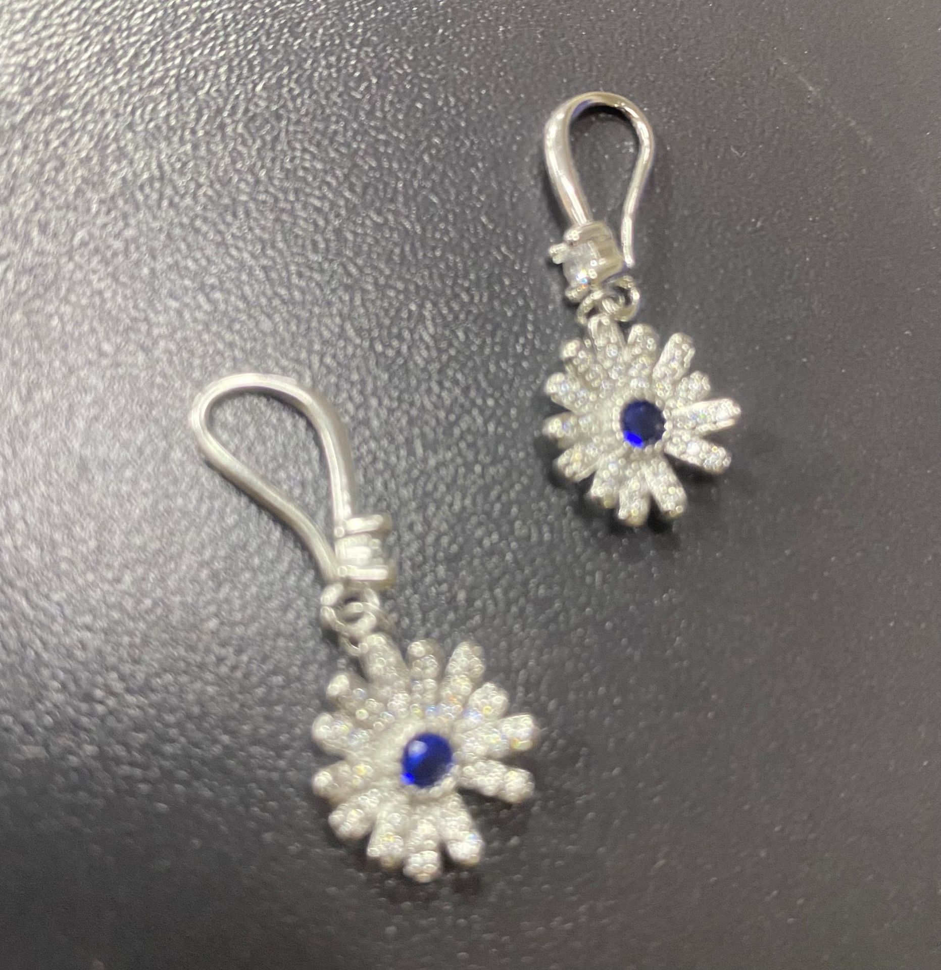 Daisies pendientes de orejas de lujo ligero de diseño de alto nivel gancho de orejas de flores pequeñas joyas de orejas frescas al por mayor pendientes transfronterizos al por mayor
