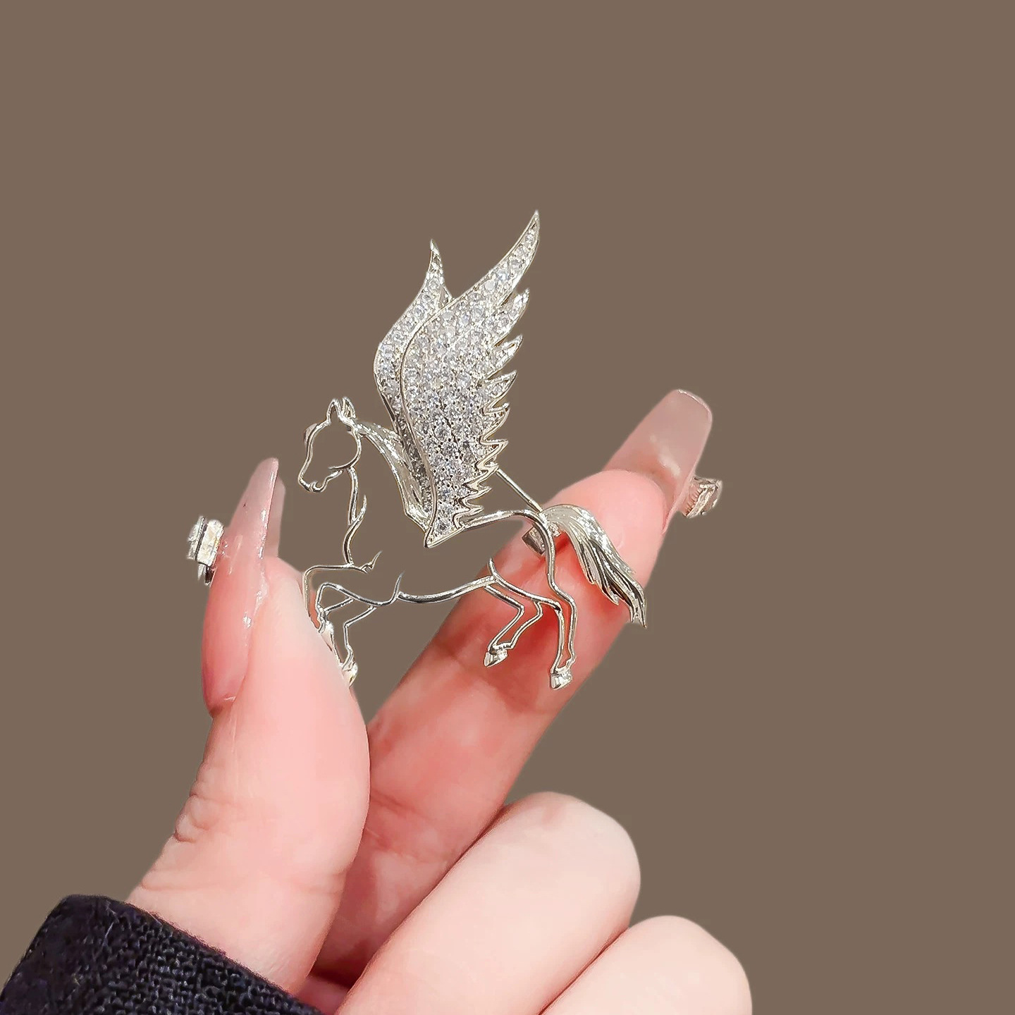 Broche Exquisite Hollow Pony 2025, nouveau modèle unisexe, design personnalisé, année du Cheval, accessoire de mode_voghion.com
