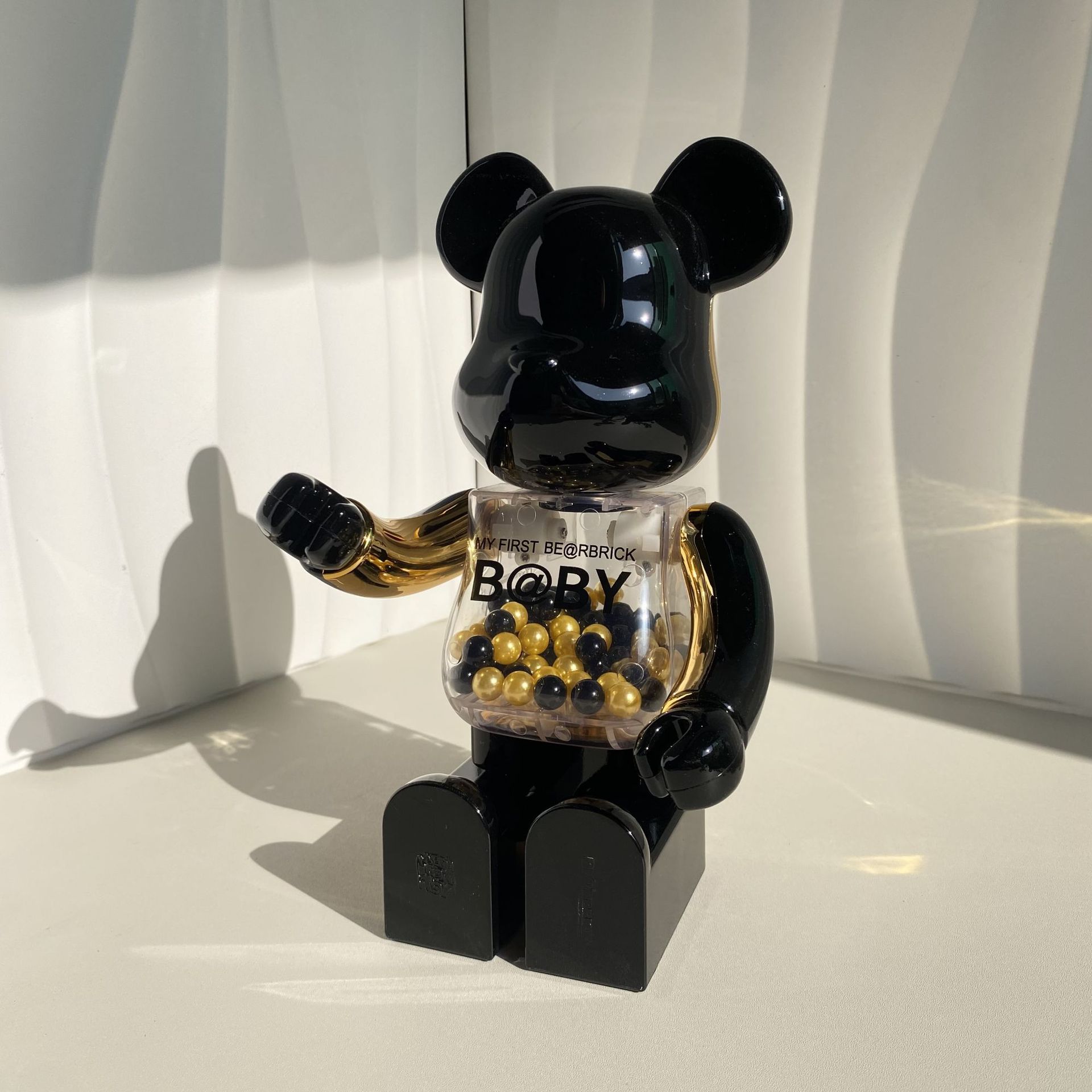 BEARBRICK400 블랙 골드 폭력적인 곰 거실 장식품 조수 브랜드 인형 제조 업체 높은 색상 가치 시뮬레이션