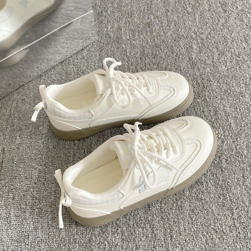 Zapatos blancos de suela gruesa para mujeres 2025 primavera y otoño nuevos zapatos de tablero retro para mujeres nuevos productos de moda zapatos casuales de nicho