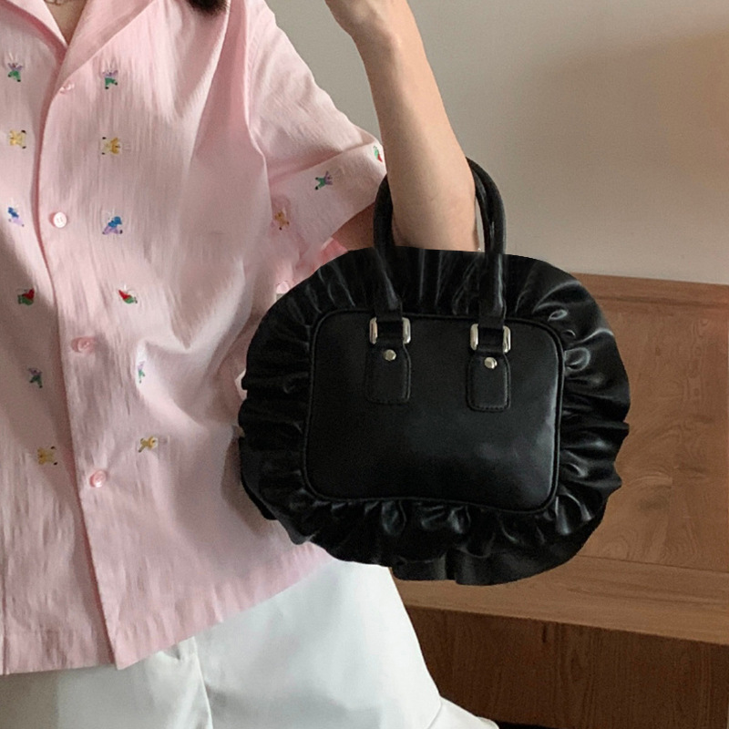 La celebrità di Internet Mona ha la stessa borsa a tracolla piccola e quadrata plissettata in pizzo scuro, nuova tendenza_voghion.com