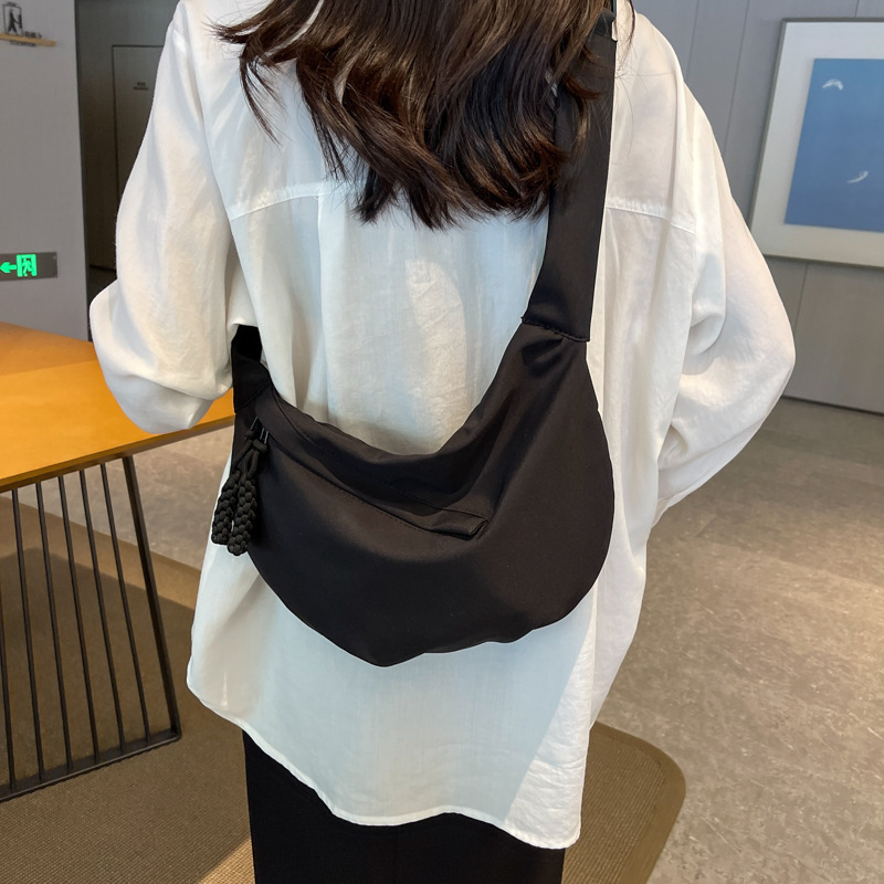 Bolsa de gran capacidad para las mujeres 2023 nueva bolsa de hombro casual estilo coreano color sólido bolsa de mensajero moda estudiante bolsa de nylon dumpling