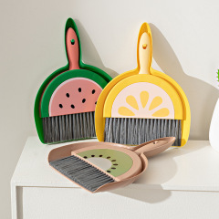 机の上のミニの小さいほうきのセットのテーブルの掃除道具の子供の専用の箕の組み合わせの小さいほうきの新型の清潔なほうき