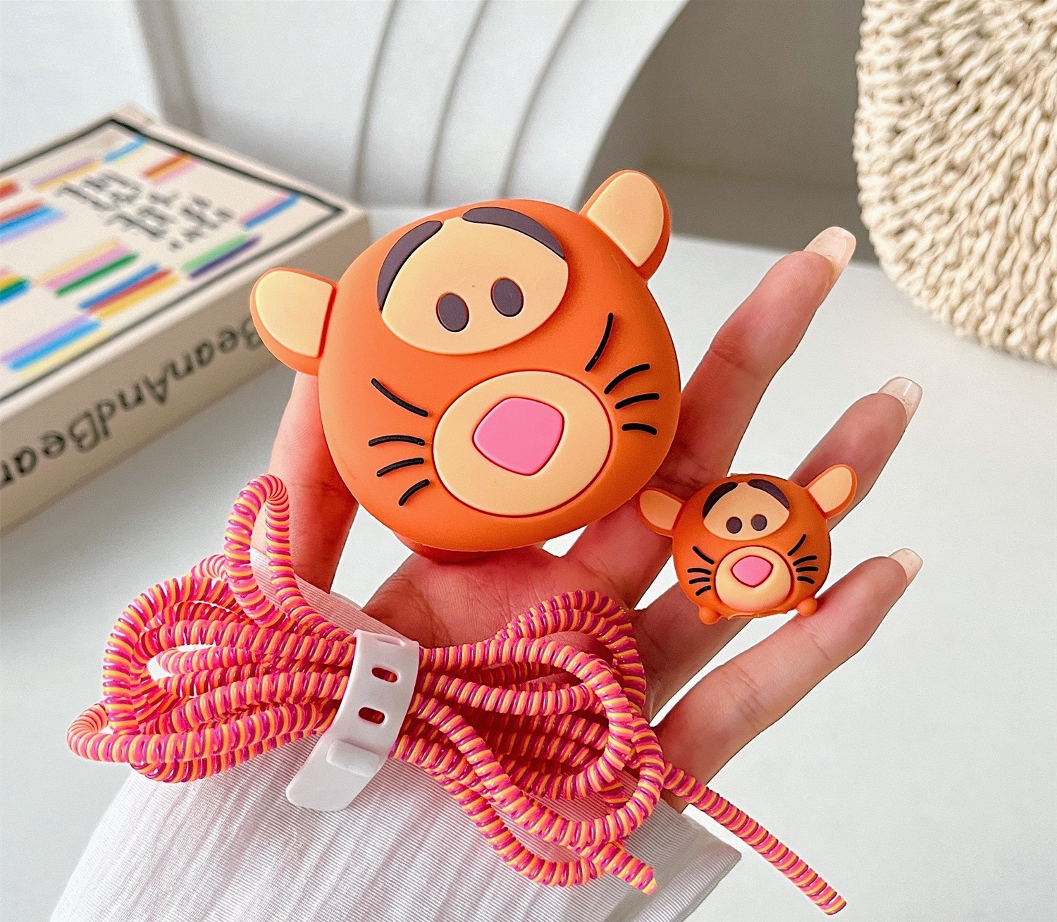 2024 nueva cubierta protectora de cabezal de carga rápida estándar británico de dibujos animados de 20W para cargador de Apple 20WPD plegable de tres enchufes