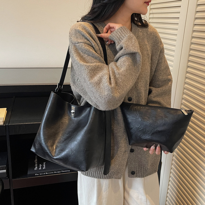 Bolsa de brazo retrógrada de gran capacidad para mujeres 2025 nueva moda coreana bolso especial simple bolso de cubo de hombro