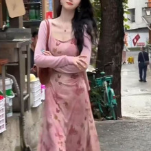 碎花吊带连衣裙女春秋季新款收腰显瘦设计感小个子外搭开衫两件套