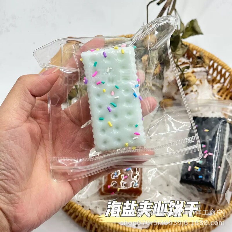 ネットで話題の越境人気商品、サンドイッチ型のソーダビスケット。握っても超柔らかく、ゆっくり戻る。見た目も素敵で、ストレス解消に最適な玩具です。|undefined
