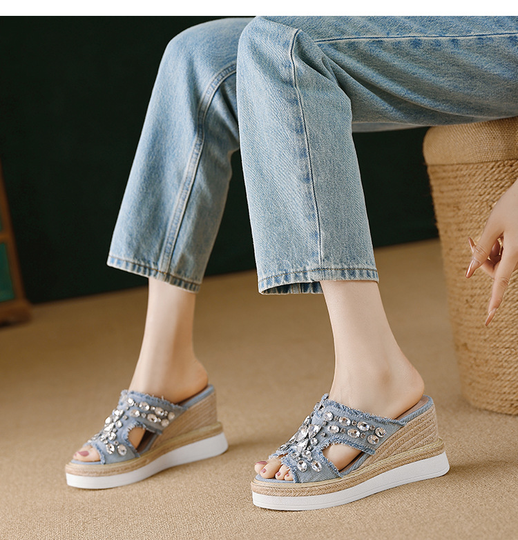 Dép sandal nữ quai ngang đế xuồng cao gót 9 cm, chất liệu denim phối đá đính và đế cói — Cao bồi xanh chi tiết 6