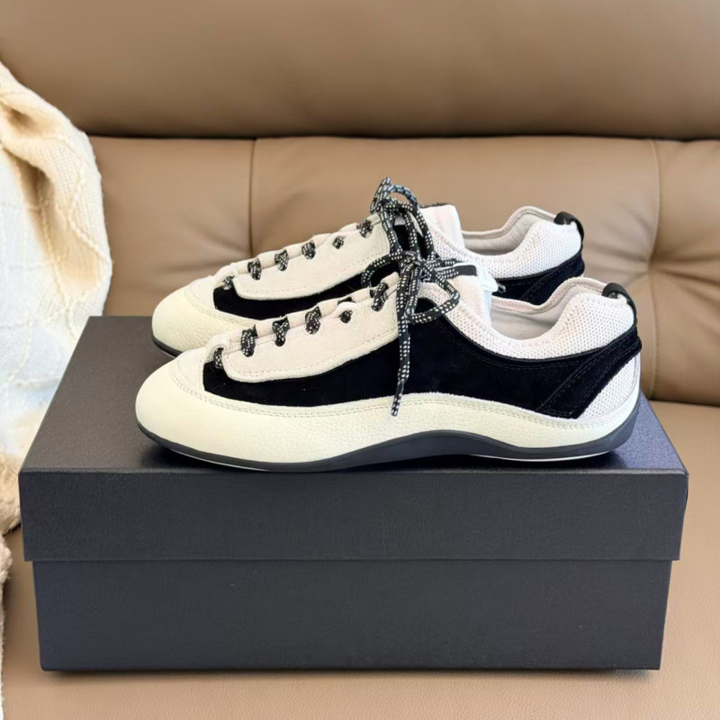 Chanel-style color-blocked dad shoes for women, 2026 new model, thick-soled height-increasing casual sneakers, color-blocked front-lace-up German training shoes