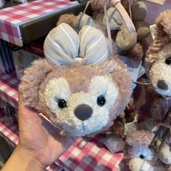 卸売りができます。カバンを背負っています。