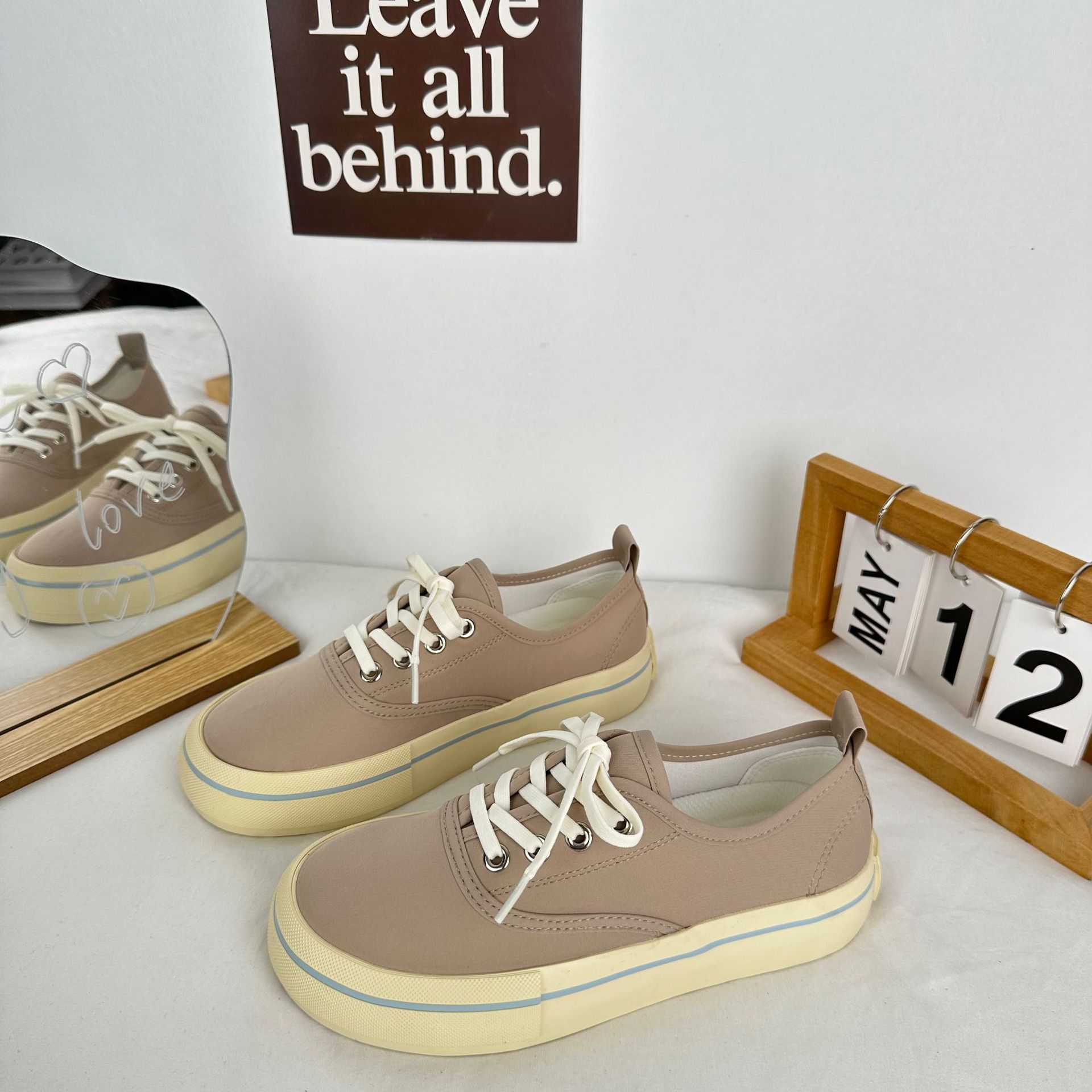 Yuanbo 2024 primavera y verano zapatos de lona transpirables para mujeres estilo de Hong Kong Harajuku color sólido zapatos blancos japoneses coreanos zapatos de mujer
