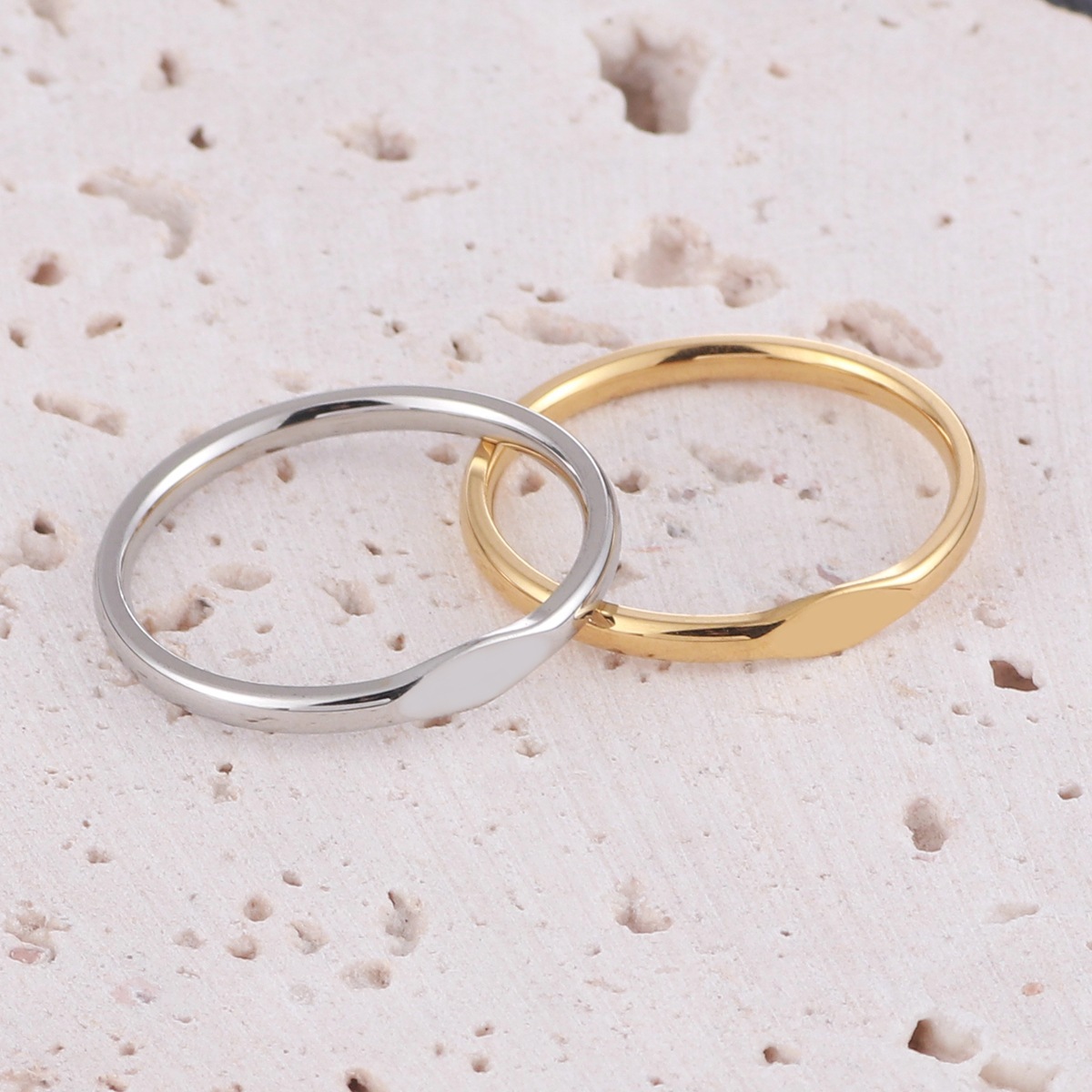 Anelli delicati impilabili bicolore, set di stratificazione in metallo misto di tendenza, fasce sottili minimaliste in oro e argento, simboli di stelle iniziali incisi, impilabili da 3 a 5 pezzi, moda_voghion.com