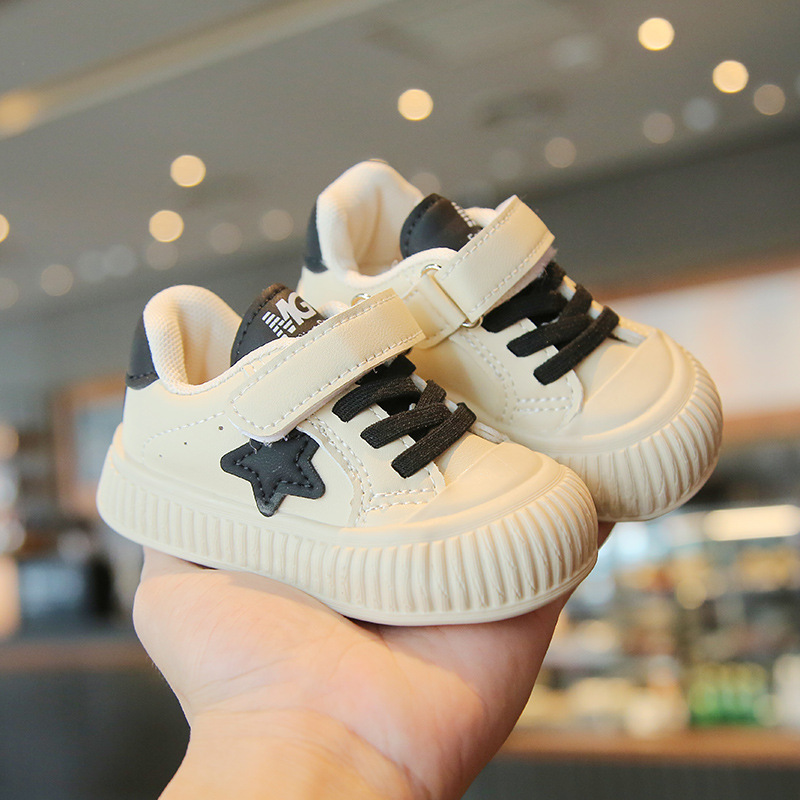 Beebikevadised ja sügisesed beebipehmed tallad, libisemiskindlad üksikud väikesed valged kingad, nahkpind, lastejalatsid_voghion.com