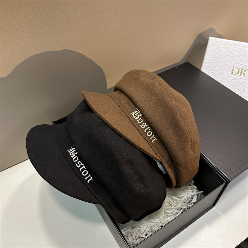 Syksyn ja talven lämmin villainen trendikäs merkki B-kirjaimella brodeerattu litteä hattu naisille, pehmeäkantinen, hoikentava, kaksi kulumista taaksepäin baretti trendikäs_voghion.com