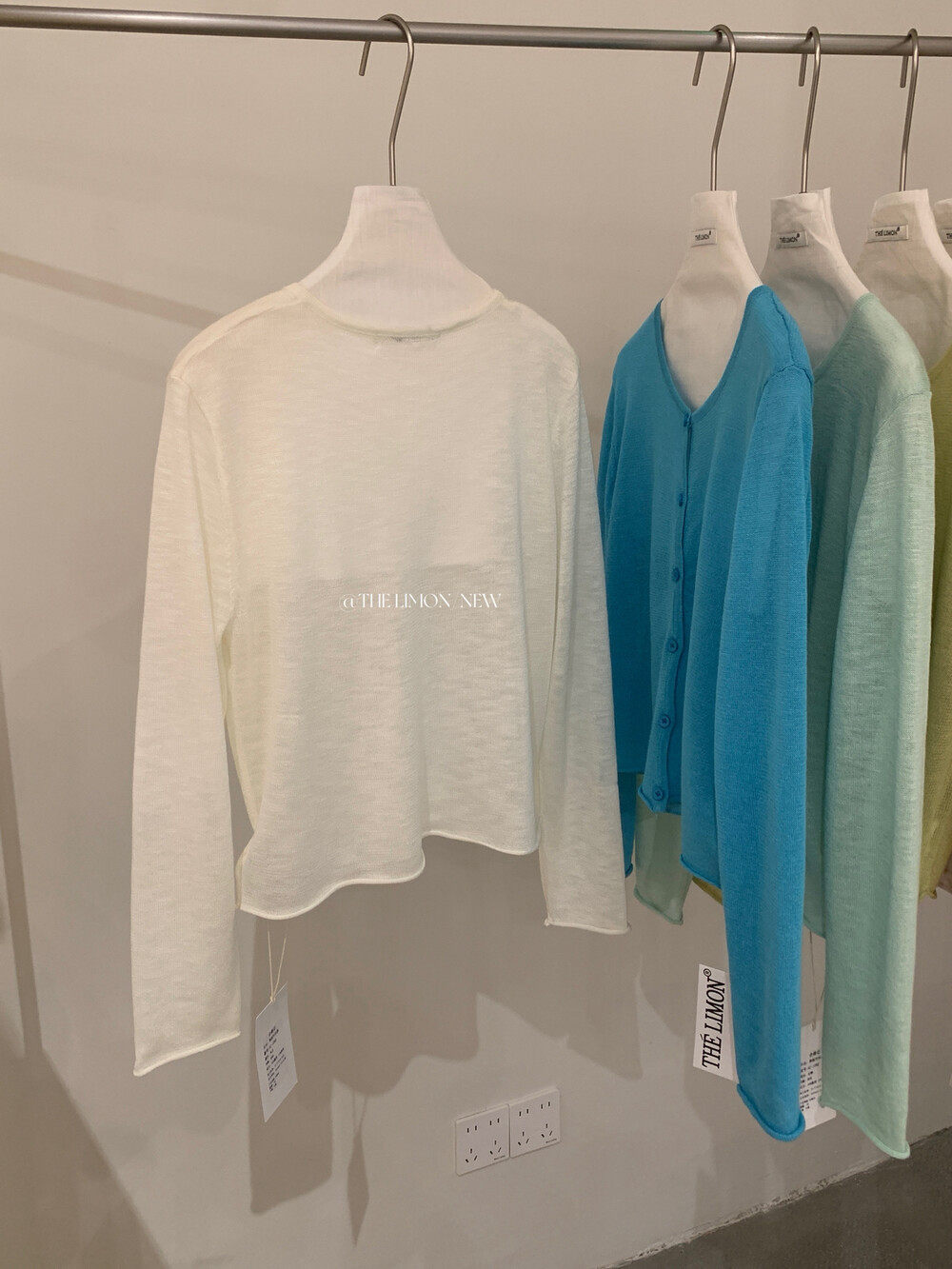 Áo khoác cardigan nữ cổ tròn chất liệu tre đũi chống nắng mỏng nhẹ — Đỏ thẫm, Xám cacbon, trắng ngà, xanh nhạt chi tiết 15