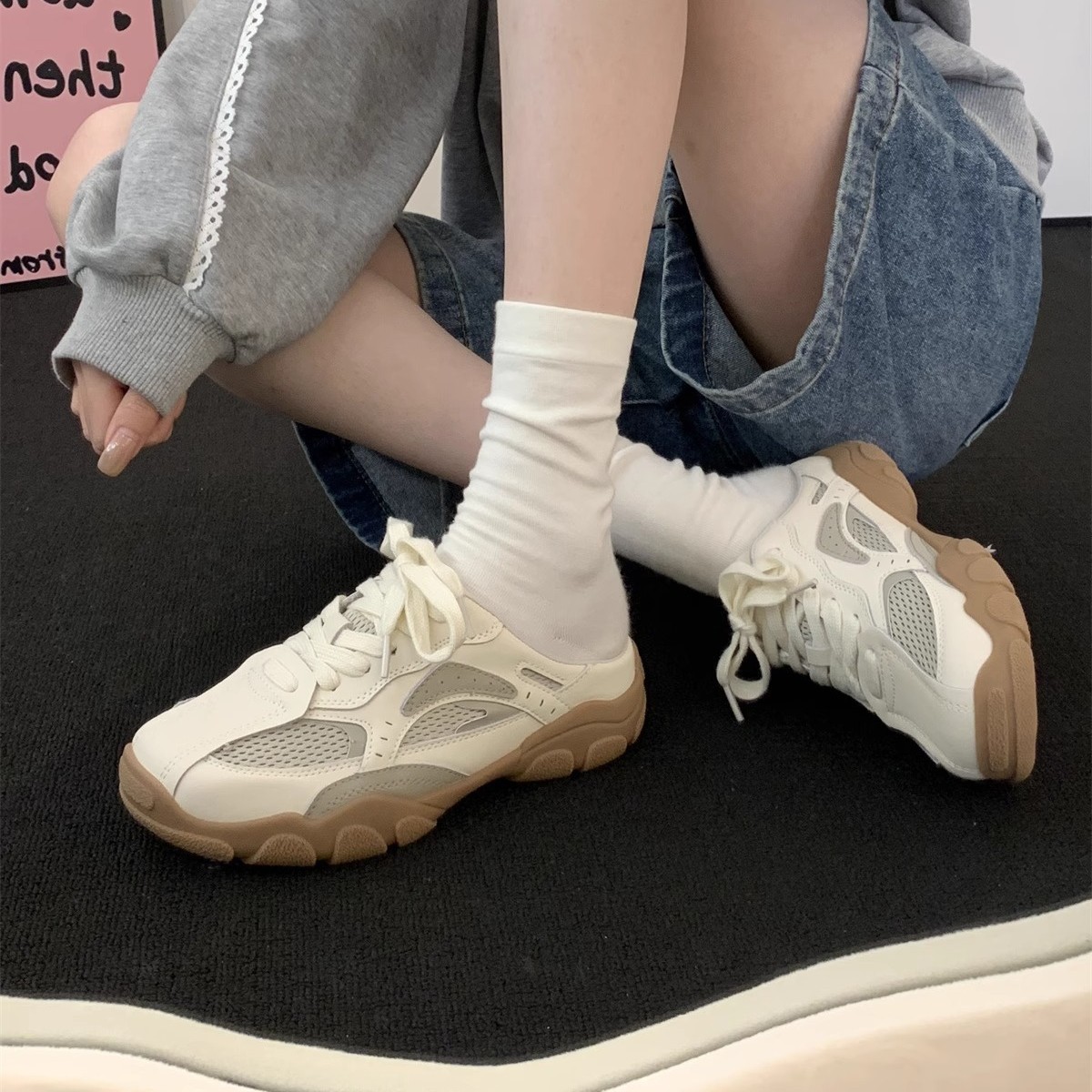 El primer hombre perezoso de suela gruesa gris plateada casual de cuero suave antiguo con zapatos de papá sin tacón afuera con medias zapatillas Muller