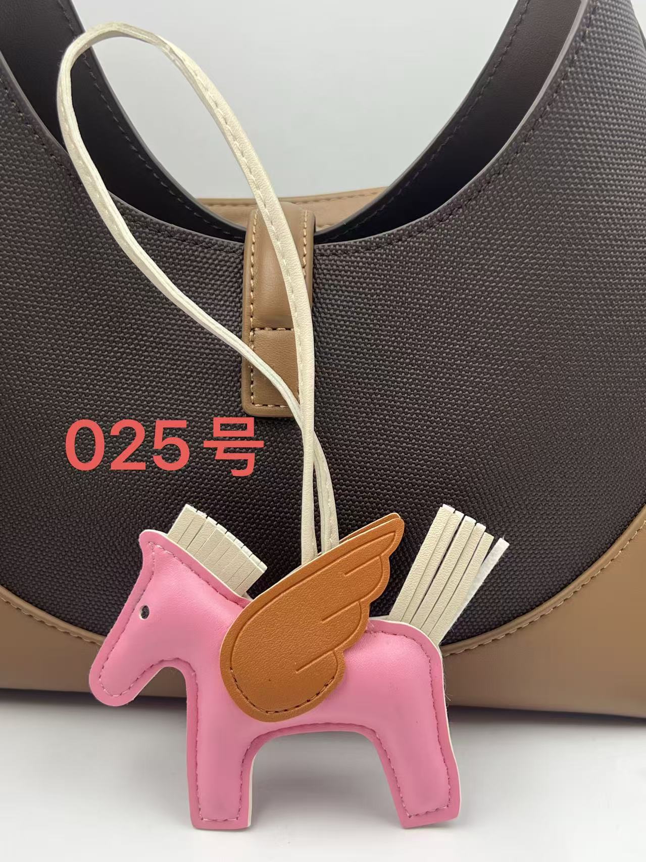 Colgante de bolsos Pegasus Mini Colgante de bolsos de estilo simple llaver de cuero image 30
