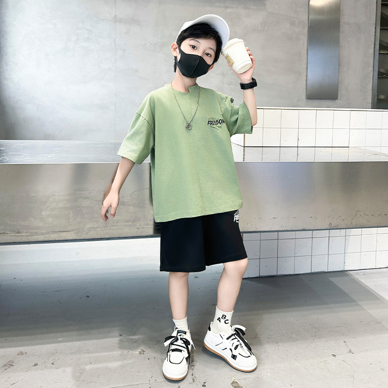 Zomer set voor jongens met t-shirt en korte broek_voghion.com