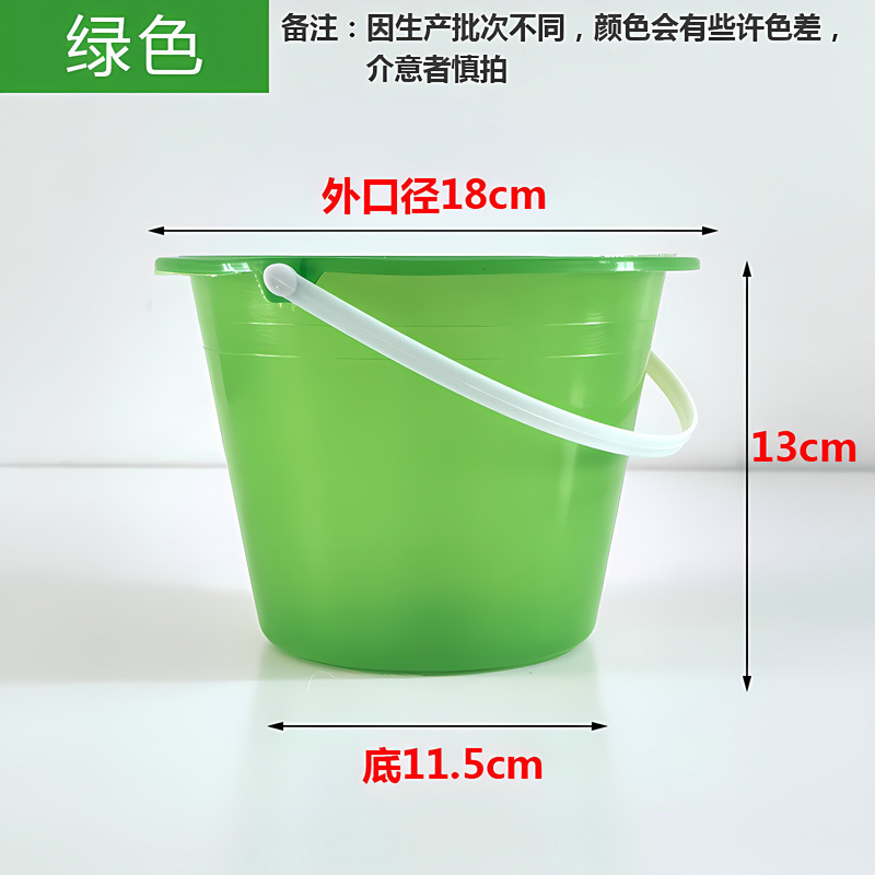 小さいサイズのプラスチックの桶は手に持っています。|undefined