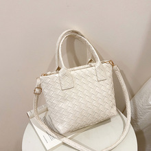 Ƥ��������Ůʿ�����2026�¿���Ʒ�r�к��sˮͰ������μ�б��Ů