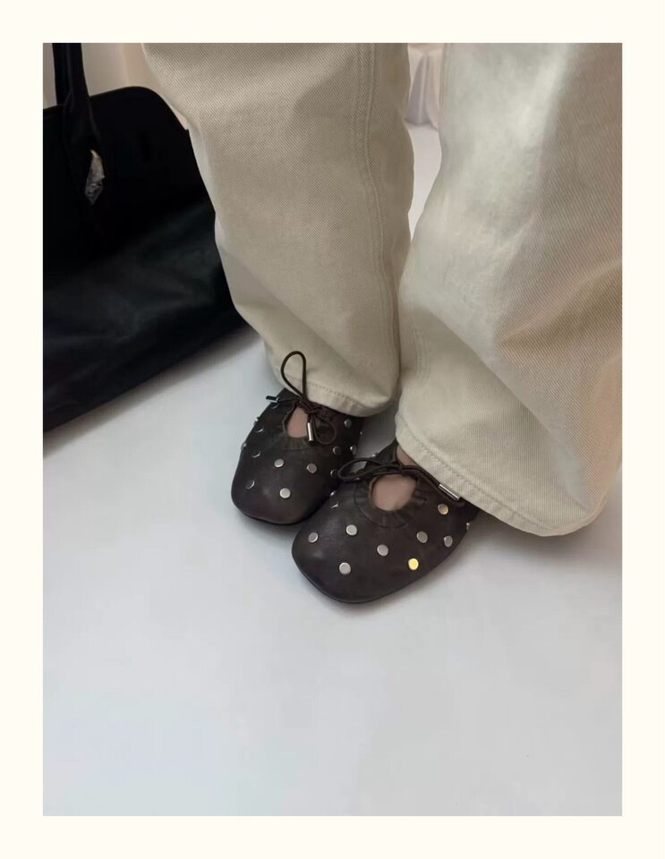 Giày bệt nữ Mary Jane da bò mũi vuông đính đinh tán , buộc dây, đế bằng 1 cm — Màu nâu chi tiết 6