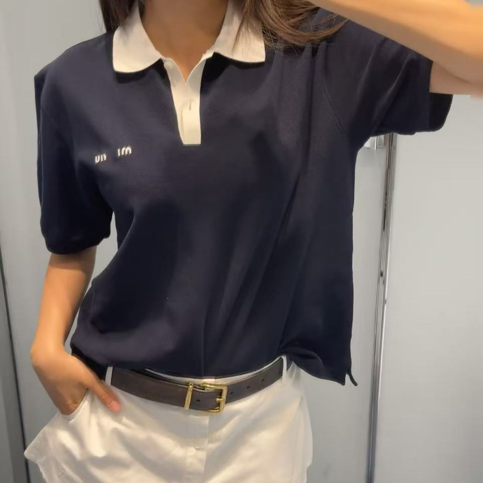 High-quality MiU color-blocked collar polo shirt, navy blue T-shirt, women's embroidered letter loose-fitting versatile trendy short-sleeved shirt with turn-down collar.
