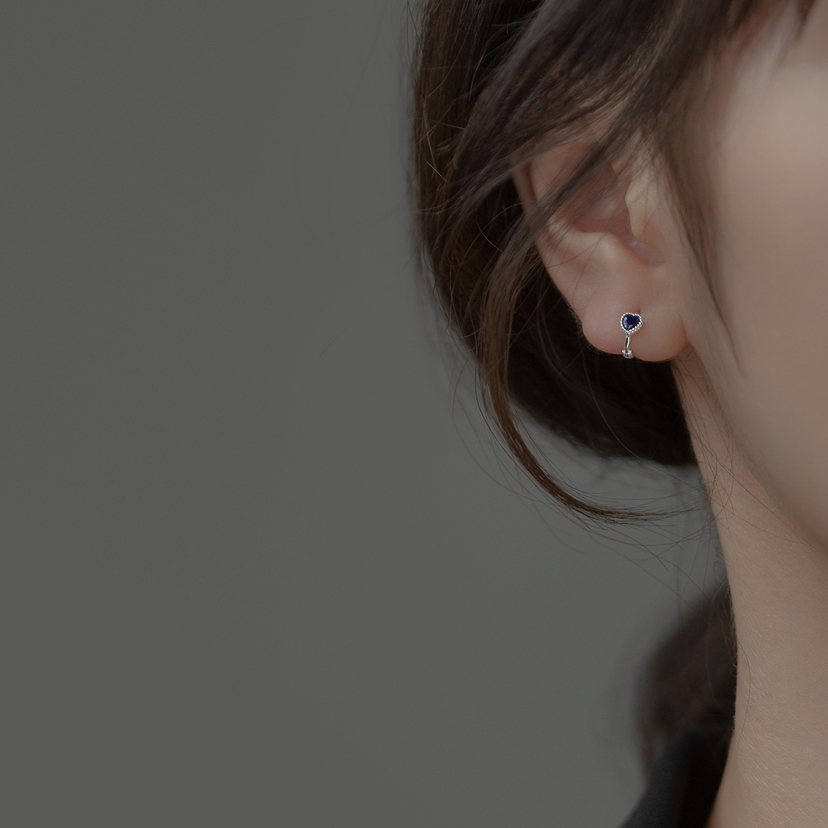 Eloch S925 corazón plateado de un solo diamante orejas coreanas pequeñas frescas y compactas joyas de orejas de diamante de color M00235