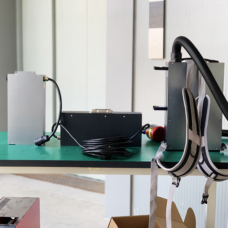 Máquina de Limpieza Láser Pulsado Tipo Mochila, Desoxidación, Desengrase y Despintado, para Metal